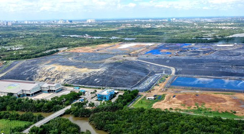 Dân Nam Sài Gòn ở nhà cũng phải đeo khẩu trang, đóng cửa vì mùi hôi từ bãi rác - Ảnh 1. Dân Nam Sài Gòn ở nhà cũng phải đeo khẩu trang, đóng cửa vì mùi hôi từ bãi rác - Ảnh 1.