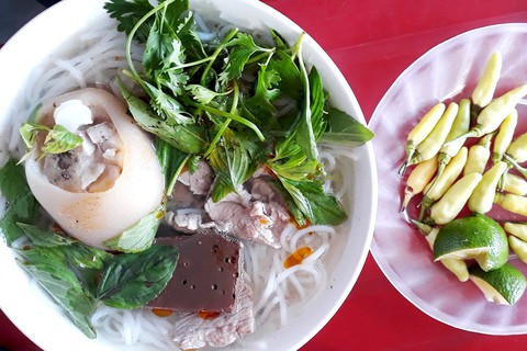 Đòi cạch mặt bún Bà Lùn, xong quay lại ăn tiếp - Ảnh 1. Đòi cạch mặt bún Bà Lùn, xong quay lại ăn tiếp - Ảnh 1.