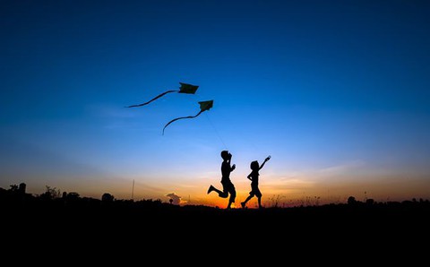 Mùa hè bận rộn, giữ trẻ như thế nào cho đúng cách? - Ảnh 1. Mùa hè bận rộn, giữ trẻ như thế nào cho đúng cách? - Ảnh 1.