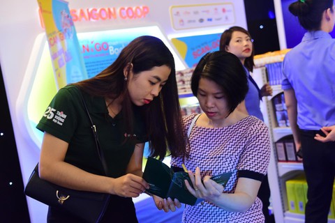 Vì sao người Việt vẫn thích thanh toán bằng tiền mặt? - Ảnh 1. Vì sao người Việt vẫn thích thanh toán bằng tiền mặt? - Ảnh 1.