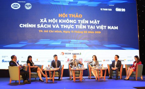 Ngày không tiền mặt: Dấu mốc cho thói quen tiêu dùng mới - Ảnh 1. Ngày không tiền mặt: Dấu mốc cho thói quen tiêu dùng mới - Ảnh 1.