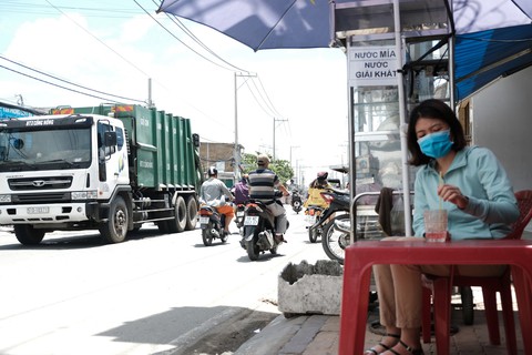 Dân Nam Sài Gòn ở nhà cũng phải đeo khẩu trang, đóng cửa vì mùi hôi từ bãi rác - Ảnh 8. Dân Nam Sài Gòn ở nhà cũng phải đeo khẩu trang, đóng cửa vì mùi hôi từ bãi rác - Ảnh 8.