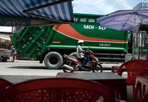 Dân Nam Sài Gòn ở nhà cũng phải đeo khẩu trang, đóng cửa vì mùi hôi từ bãi rác - Ảnh 6. Dân Nam Sài Gòn ở nhà cũng phải đeo khẩu trang, đóng cửa vì mùi hôi từ bãi rác - Ảnh 6.