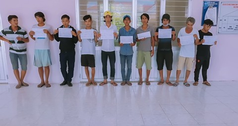 Bắt 11 người dùng ma túy trên hành lang nhà, có cả đối tượng trốn truy nã - Ảnh 1. Bắt 11 người dùng ma túy trên hành lang nhà, có cả đối tượng trốn truy nã - Ảnh 1.