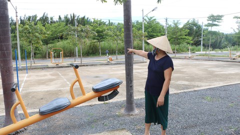 Dân Nam Sài Gòn ở nhà cũng phải đeo khẩu trang, đóng cửa vì mùi hôi từ bãi rác - Ảnh 2. Dân Nam Sài Gòn ở nhà cũng phải đeo khẩu trang, đóng cửa vì mùi hôi từ bãi rác - Ảnh 2.