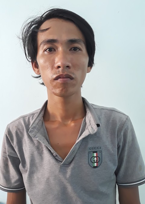 Bắt 11 người dùng ma túy trên hành lang nhà, có cả đối tượng trốn truy nã - Ảnh 2. Bắt 11 người dùng ma túy trên hành lang nhà, có cả đối tượng trốn truy nã - Ảnh 2.
