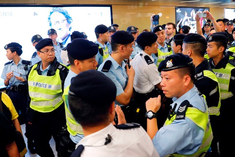 Cảnh sát Hong Kong vất vả kiểm soát biểu tình ra sao? - Ảnh 4. Cảnh sát Hong Kong vất vả kiểm soát biểu tình ra sao? - Ảnh 4.