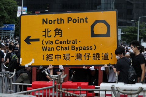 Biển người biểu tình Hong Kong chiếm giữ các đường lớn - Ảnh 7. Biển người biểu tình Hong Kong chiếm giữ các đường lớn - Ảnh 7.