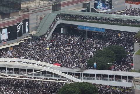 Đụng độ dữ dội giữa cảnh sát và người biểu tình ở Hong Kong - Ảnh 9. Đụng độ dữ dội giữa cảnh sát và người biểu tình ở Hong Kong - Ảnh 9.