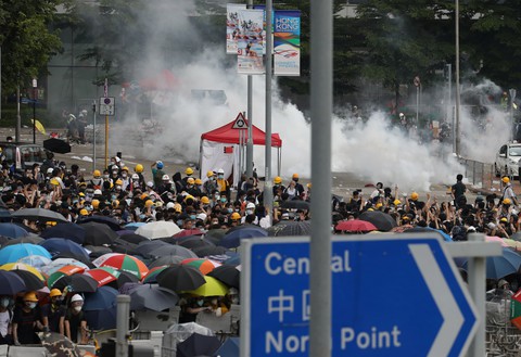 Đụng độ dữ dội giữa cảnh sát và người biểu tình ở Hong Kong - Ảnh 4. Đụng độ dữ dội giữa cảnh sát và người biểu tình ở Hong Kong - Ảnh 4.
