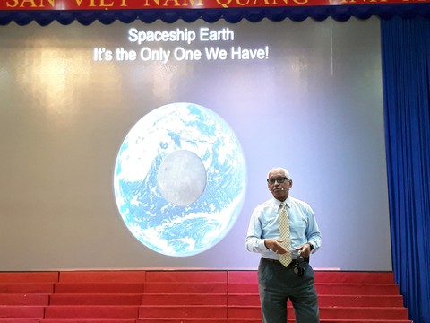Học sinh tiểu học TP.HCM hỏi cựu tổng giám đốc NASA về điều đáng sợ nhất trên vũ trụ - Ảnh 1. Học sinh tiểu học TP.HCM hỏi cựu tổng giám đốc NASA về điều đáng sợ nhất trên vũ trụ - Ảnh 1.