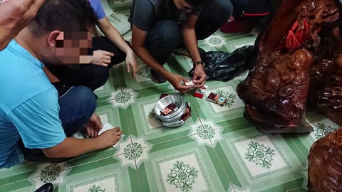 Tấn công 5 tụ điểm bán ma túy núp sau nghĩa trang - Ảnh 3. Tấn công 5 tụ điểm bán ma túy núp sau nghĩa trang - Ảnh 3.