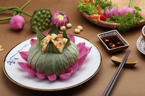 Cơm hấp lá sen - món ăn của bậc vương giả - Ảnh 1. Cơm hấp lá sen - món ăn của bậc vương giả - Ảnh 1.