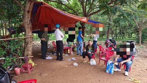 Tấn công 5 tụ điểm bán ma túy núp sau nghĩa trang - Ảnh 2. Tấn công 5 tụ điểm bán ma túy núp sau nghĩa trang - Ảnh 2.