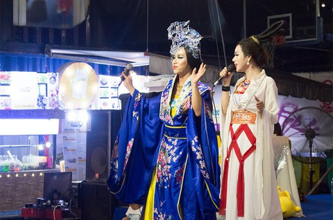 Những bóng hồng chuyển giới hát lô tô ở Sài Gòn - Ảnh 2. Những bóng hồng chuyển giới hát lô tô ở Sài Gòn - Ảnh 2.