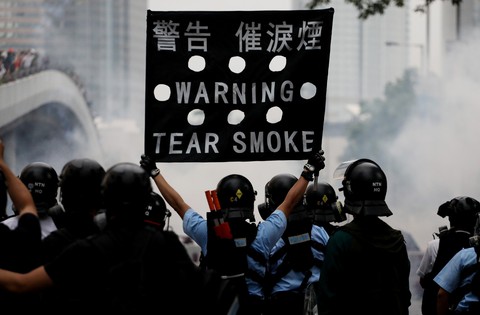 Hong Kong hỗn loạn, trấn áp gạch đá giữa cảnh sát và người biểu tình - Ảnh 4. Hong Kong hỗn loạn, trấn áp gạch đá giữa cảnh sát và người biểu tình - Ảnh 4.