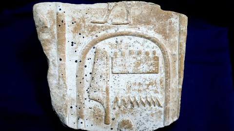 Một phần của chiếc bàn cổ Ai Cập bị đánh cắp - Ảnh: CNN/Moantiquity/Facebook/ Một phần của chiếc bàn cổ Ai Cập bị đánh cắp - Ảnh: CNN/Moantiquity/Facebook/