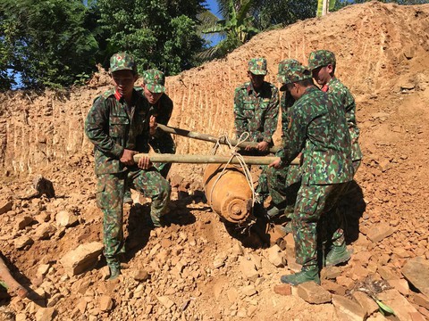 Xử lý quả bom Napalm của Mỹ nằm trong vườn nhà dân - Ảnh 1. Xử lý quả bom Napalm của Mỹ nằm trong vườn nhà dân - Ảnh 1.
