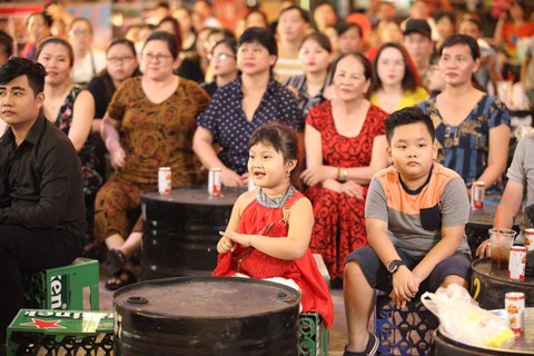 Những bóng hồng chuyển giới hát lô tô ở Sài Gòn - Ảnh 4. Những bóng hồng chuyển giới hát lô tô ở Sài Gòn - Ảnh 4.