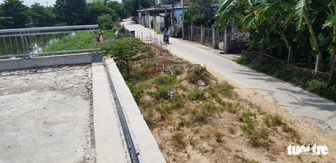 Cầu thành nơi... đá banh vì 8 tháng không có đường dẫn - Ảnh 3. Cầu thành nơi... đá banh vì 8 tháng không có đường dẫn - Ảnh 3.