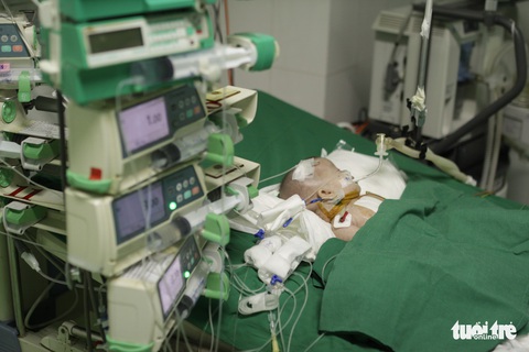 Nhà hảo tâm Úc tặng máy ECMO và 5 lồng ấp sơ sinh hơn 4 tỉ đồng - Ảnh 3. Nhà hảo tâm Úc tặng máy ECMO và 5 lồng ấp sơ sinh hơn 4 tỉ đồng - Ảnh 3.