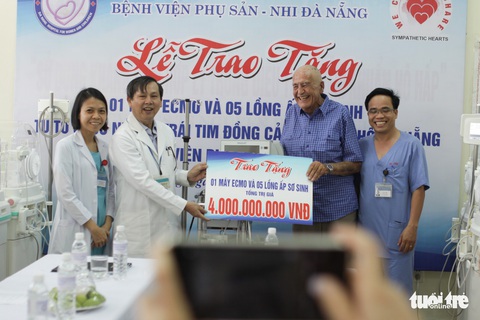 Nhà hảo tâm Úc tặng máy ECMO và 5 lồng ấp sơ sinh hơn 4 tỉ đồng - Ảnh 1. Nhà hảo tâm Úc tặng máy ECMO và 5 lồng ấp sơ sinh hơn 4 tỉ đồng - Ảnh 1.