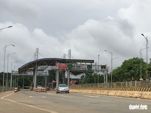 Hàng loạt xe chạy vào đường tránh để né trạm BOT - Ảnh 3. Hàng loạt xe chạy vào đường tránh để né trạm BOT - Ảnh 3.