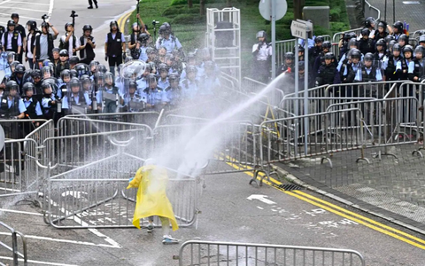 Đụng độ dữ dội giữa cảnh sát và người biểu tình ở Hong Kong - Ảnh 7. Đụng độ dữ dội giữa cảnh sát và người biểu tình ở Hong Kong - Ảnh 7.