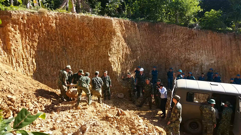 Xử lý quả bom Napalm của Mỹ nằm trong vườn nhà dân - Ảnh 2. Xử lý quả bom Napalm của Mỹ nằm trong vườn nhà dân - Ảnh 2.