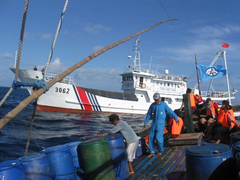 Philippines mắng tàu cá Trung Quốc hành vi hèn nhát, cám ơn Việt Nam - Ảnh 2. Philippines mắng tàu cá Trung Quốc hành vi hèn nhát, cám ơn Việt Nam - Ảnh 2.