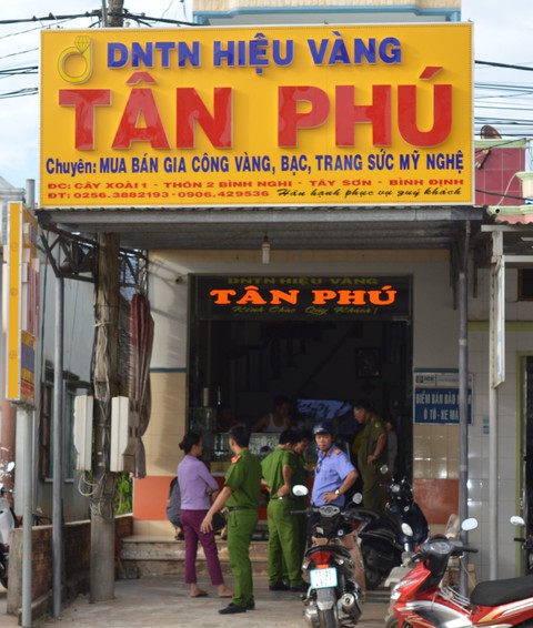 Nhân viên phục vụ hội chợ từ Sài Gòn ra Bình Định cướp tiệm vàng - Ảnh 1. Nhân viên phục vụ hội chợ từ Sài Gòn ra Bình Định cướp tiệm vàng - Ảnh 1.