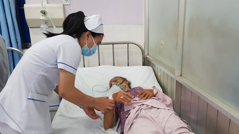 7 bà cháu hôn mê, 1 cháu tử vong do ngạt khí thải máy phát điện - Ảnh 1. 7 bà cháu hôn mê, 1 cháu tử vong do ngạt khí thải máy phát điện - Ảnh 1.