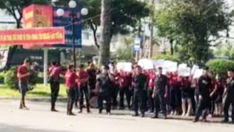 Dân hò hét khi bị buộc khôi phục đất nông nghiệp phân lô trái phép - Ảnh 2. Dân hò hét khi bị buộc khôi phục đất nông nghiệp phân lô trái phép - Ảnh 2.