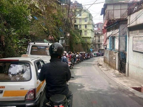 Xe máy xếp hàng dài tăm tắp không chen lấn, vượt làn, thật hay giả? - Ảnh 2. Xe máy xếp hàng dài tăm tắp không chen lấn, vượt làn, thật hay giả? - Ảnh 2.