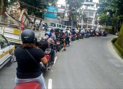Xe máy xếp hàng dài tăm tắp không chen lấn, vượt làn, thật hay giả? - Ảnh 1. Xe máy xếp hàng dài tăm tắp không chen lấn, vượt làn, thật hay giả? - Ảnh 1.