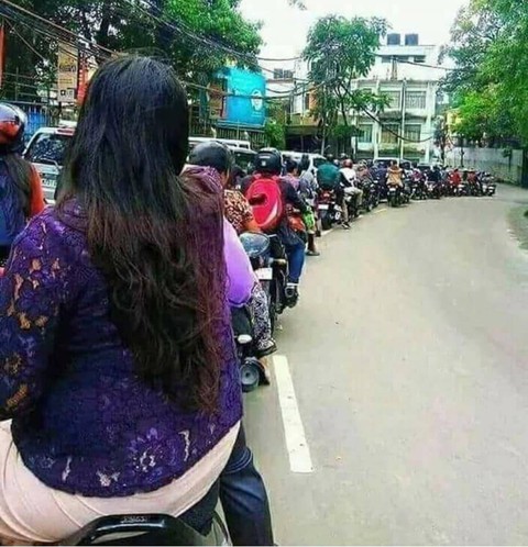Xe máy xếp hàng dài tăm tắp không chen lấn, vượt làn, thật hay giả? - Ảnh 3. Xe máy xếp hàng dài tăm tắp không chen lấn, vượt làn, thật hay giả? - Ảnh 3.