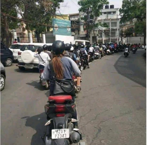 Xe máy xếp hàng dài tăm tắp không chen lấn, vượt làn, thật hay giả? - Ảnh 4. Xe máy xếp hàng dài tăm tắp không chen lấn, vượt làn, thật hay giả? - Ảnh 4.