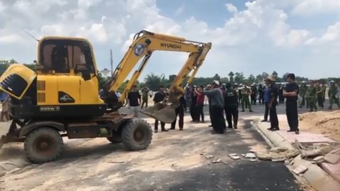 Tạm giữ 10 người cản trở chính quyền dẹp dự án ma - Ảnh 3. Tạm giữ 10 người cản trở chính quyền dẹp dự án ma - Ảnh 3.
