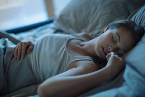 Bật tivi hoặc đèn trong khi ngủ, phụ nữ dễ bị tăng cân? - Ảnh 1. Bật tivi hoặc đèn trong khi ngủ, phụ nữ dễ bị tăng cân? - Ảnh 1.