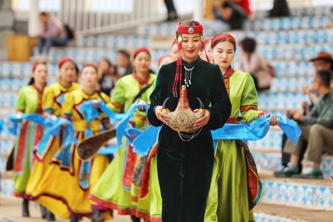 Thưởng thức tuyệt kỹ trên lưng ngựa của anh hào nữ kiệt Nội Mông - Ảnh 7. Thưởng thức tuyệt kỹ trên lưng ngựa của anh hào nữ kiệt Nội Mông - Ảnh 7.