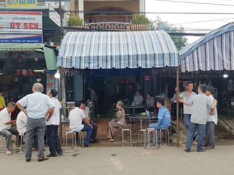 Tai nạn 5 người chết: Đau xót cảnh 4 quan tài trong căn nhà ở Gò Dầu - Ảnh 2. Tai nạn 5 người chết: Đau xót cảnh 4 quan tài trong căn nhà ở Gò Dầu - Ảnh 2.