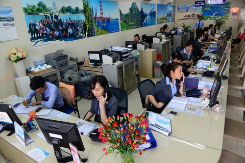 Ra trường kiếm việc làm đầu tiên đã khó, trụ lại còn khó hơn - Ảnh 1. Ra trường kiếm việc làm đầu tiên đã khó, trụ lại còn khó hơn - Ảnh 1.