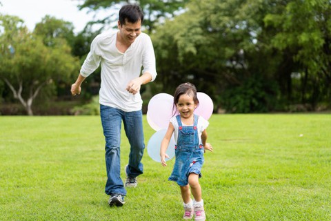 Ngày của cha: Gần về đến nhà, trái tim đập loạn xạ... - Ảnh 1. Ngày của cha: Gần về đến nhà, trái tim đập loạn xạ... - Ảnh 1.