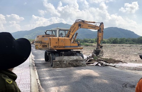 Tạm giữ hình sự hai người cản trở chính quyền dẹp dự án ma - Ảnh 2. Tạm giữ hình sự hai người cản trở chính quyền dẹp dự án ma - Ảnh 2.