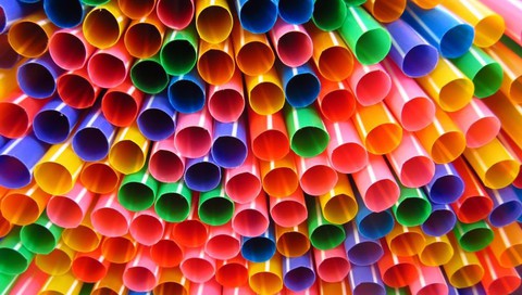 Canada cấm dùng ống hút, túi nylon từ năm 2021 - Ảnh 1. Canada cấm dùng ống hút, túi nylon từ năm 2021 - Ảnh 1.