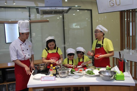 CẢ NHÀ VÀO BẾP MỪNG NGÀY GIA ĐÌNH VIỆT NAM - Ảnh 1. CẢ NHÀ VÀO BẾP MỪNG NGÀY GIA ĐÌNH VIỆT NAM - Ảnh 1.