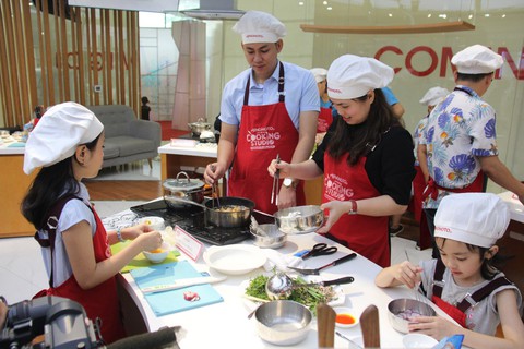 CẢ NHÀ VÀO BẾP MỪNG NGÀY GIA ĐÌNH VIỆT NAM - Ảnh 3. CẢ NHÀ VÀO BẾP MỪNG NGÀY GIA ĐÌNH VIỆT NAM - Ảnh 3.