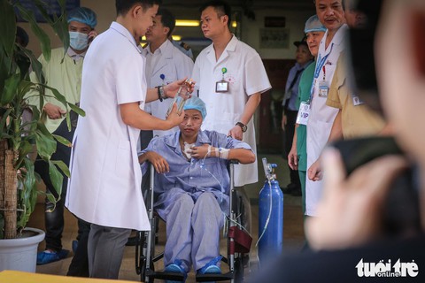Người mẹ ung thư gặp con: Mẹ cháu đã chờ giây phút này rất lâu rồi - Ảnh 4. Người mẹ ung thư gặp con: Mẹ cháu đã chờ giây phút này rất lâu rồi - Ảnh 4.