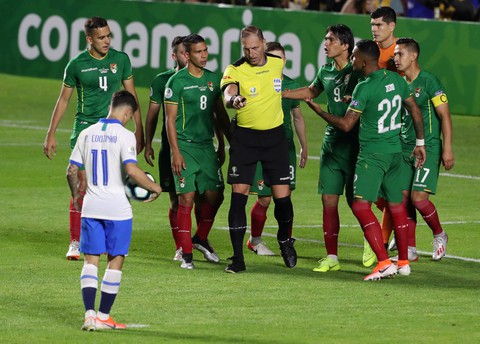 VAR cứu Samba trong trận mở màn Copa America 2019 - Ảnh 3. VAR cứu Samba trong trận mở màn Copa America 2019 - Ảnh 3.
