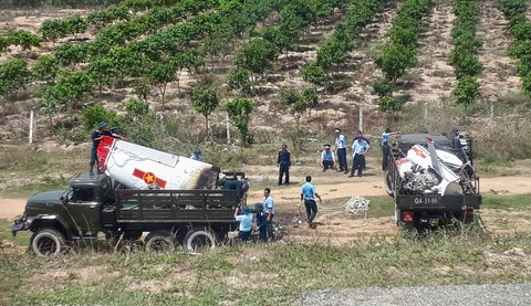 Đề nghị truy thăng quân hàm cho 2 phi công hi sinh trong vụ máy bay rơi - Ảnh 1. Đề nghị truy thăng quân hàm cho 2 phi công hi sinh trong vụ máy bay rơi - Ảnh 1.